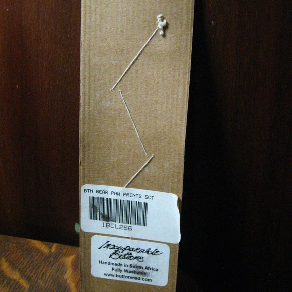 🐻 Incomparable Buttons Black & White Bear Paw - Picture 5 of 6